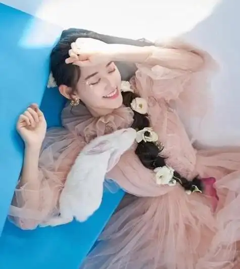 蒋依依穿的高跟鞋(蒋依依光脚拍摄)(4)