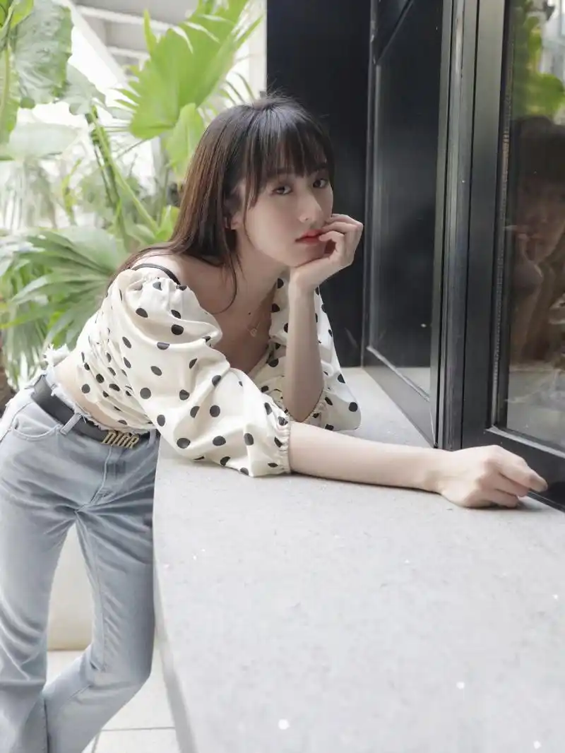 袁冰妍28岁还能演高中生穿波点上衣牛仔裤配齐刘海清纯甜美