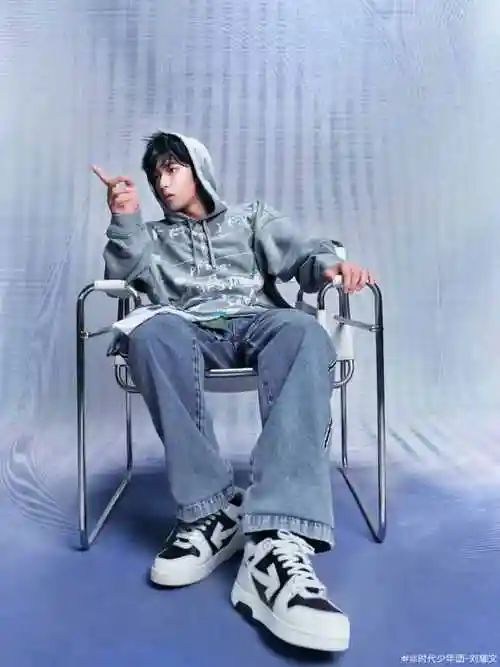 刘耀文灰色毛衣