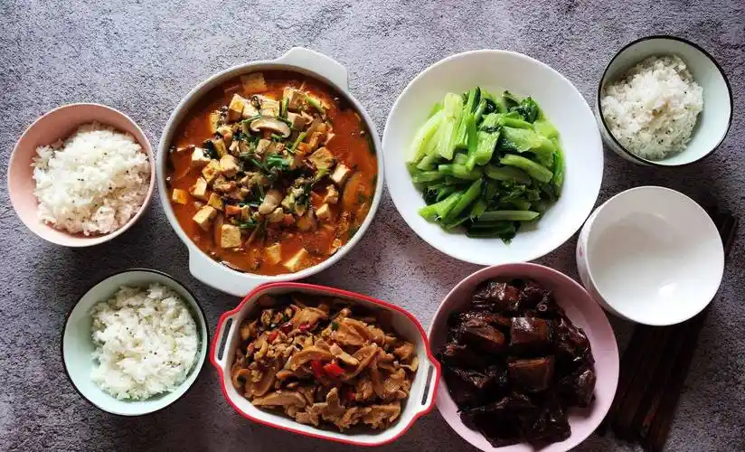 母女俩合作的午餐3荤1素走红朋友圈网友用心生活真好