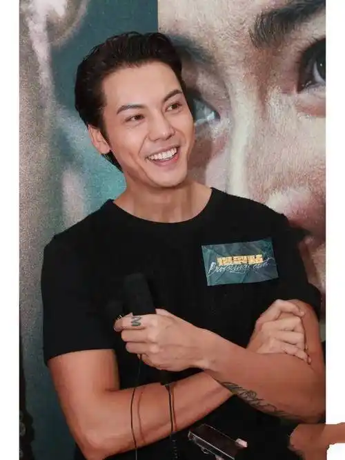 "谢霆锋与陈伟霆的友情岁月,一张合照见证无尽情感_好友_兄弟_祝福