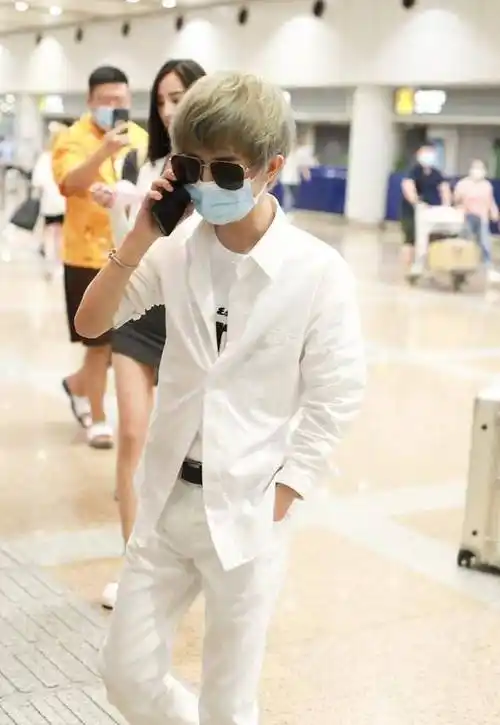 郭敬明,80后小叔宛如漫画少年,手持电话一路忙着打_成功_作品_身高