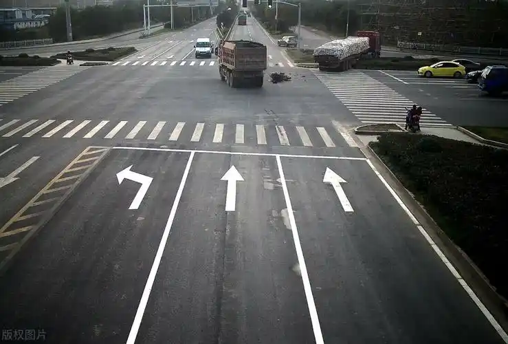 左转弯路口掉头需要看信号灯么