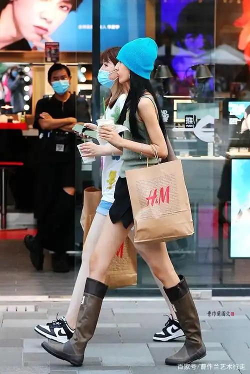 适合穿高筒靴的季节来了,美女不仅抢先穿,而且搭配出新意,养眼