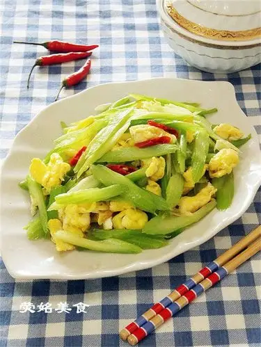 芹菜炒鸡蛋的做法,芹菜炒鸡蛋怎么做好吃,芹菜炒鸡蛋的家常做法 - 京