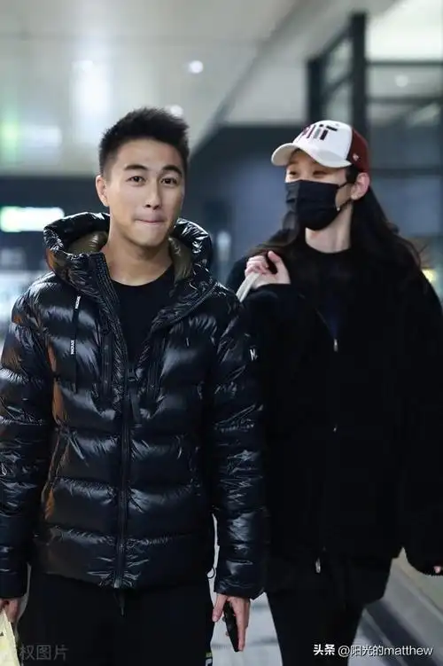 奚梦瑶和老公何猷君现身上海机场