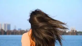 海边吹风的背影图片