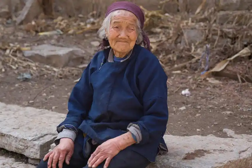 在我印象中我奶奶一直都是一个很厉害的人,即使她很矮但是我总觉得她