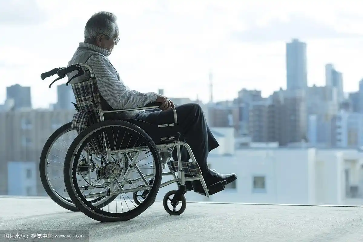 坐在轮椅上的老人