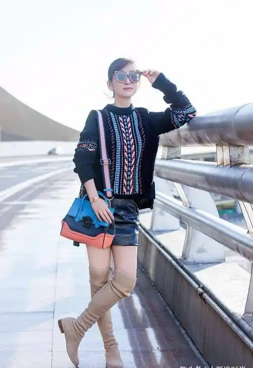 秦海璐中年时期愈发时尚,深v时尚裙也敢穿,开衩这么高不嫌尴尬_年龄