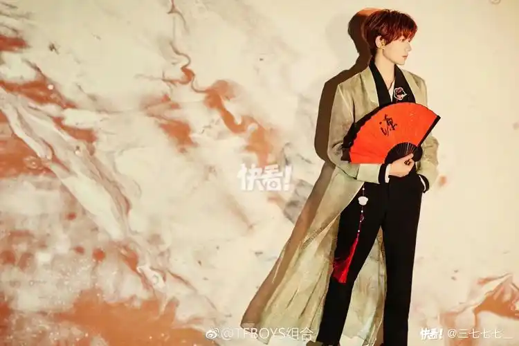 少年扇遮面,翩翩君子风95 玉树临风,眉眼如画92 #王俊凯# #易烊