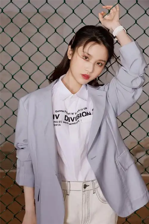 张慧雯时尚大片曝光 "小豹雯"倔强上线 演绎百变风格