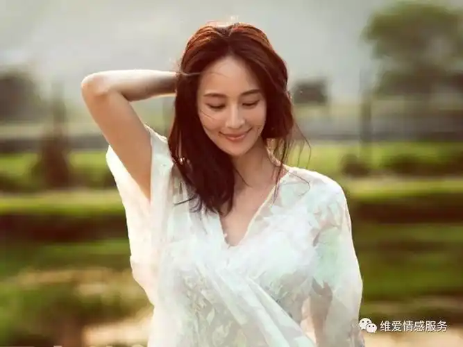 有点小情趣,小性感,性感绝不等同于暴露,性感来自于女人自身的天赋,你