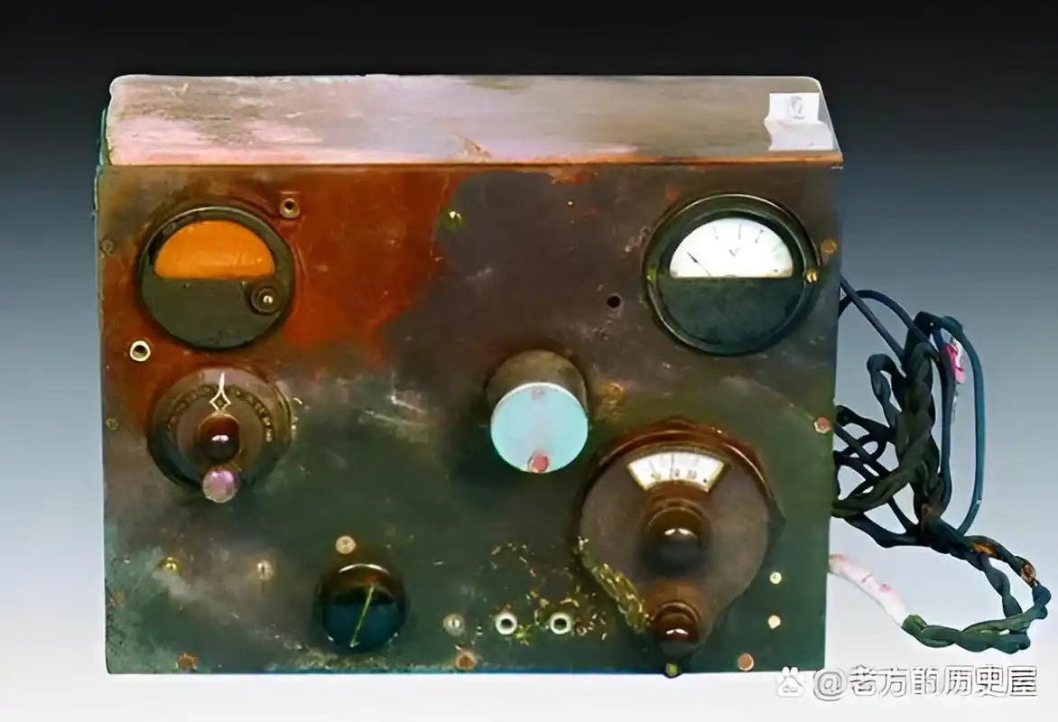 1985年,69岁的将军的妻子王一知抱着一个从地下挖出来的电台,哭着说:"