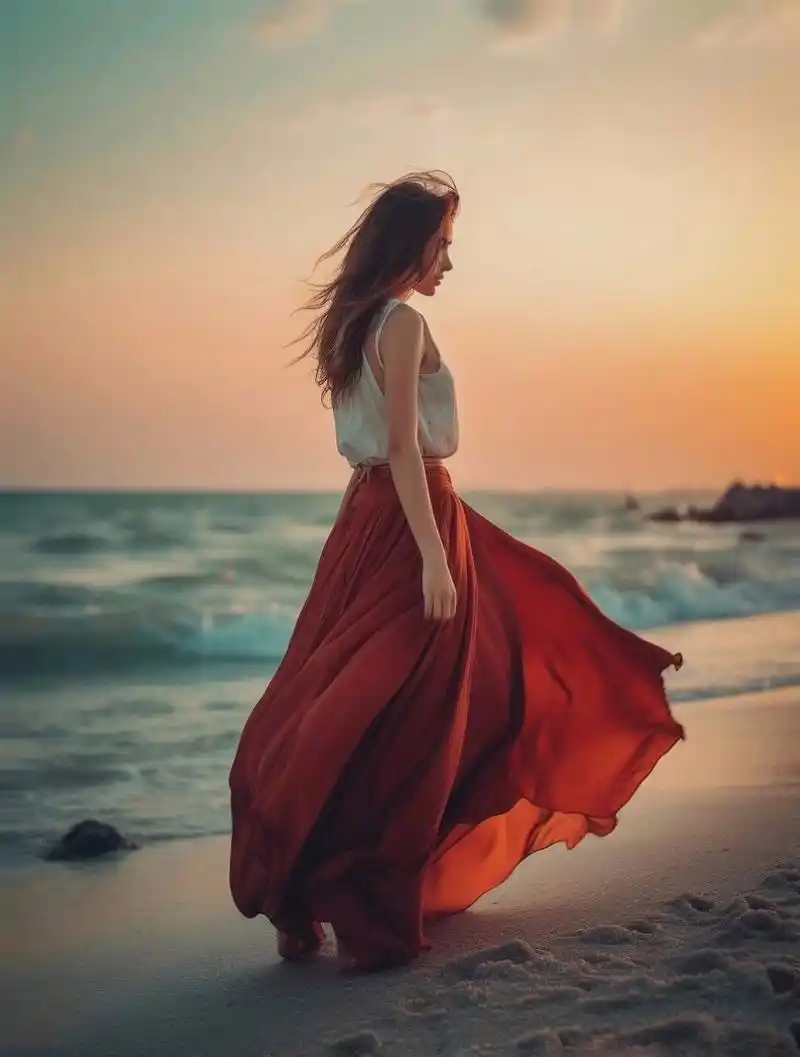 在海边,一位美女正沐浴着阳光,享受着海风的拂面