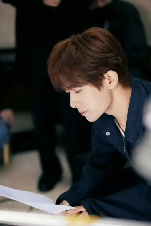 易烊千玺侧颜低眸##易烊千玺工作室助力明信片