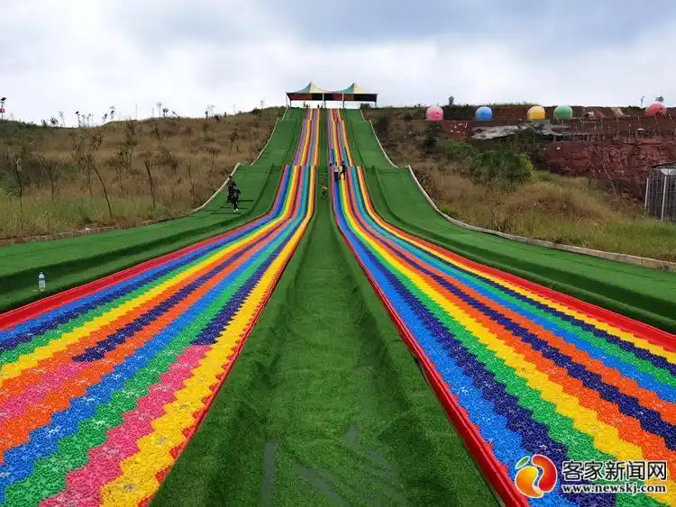 据悉,赣州经开区凤岗镇五彩城花博园占地面积约1980亩,主要建设花卉