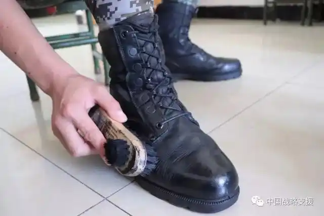 如果你不是警卫兵 你就不会知道 原来穿久了的作战靴 也可以擦得锃亮