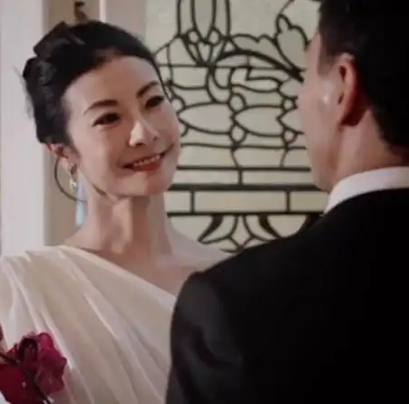 46岁谭元元美国大婚,与新郎翩翩起舞,来宾祝贺见证幸福