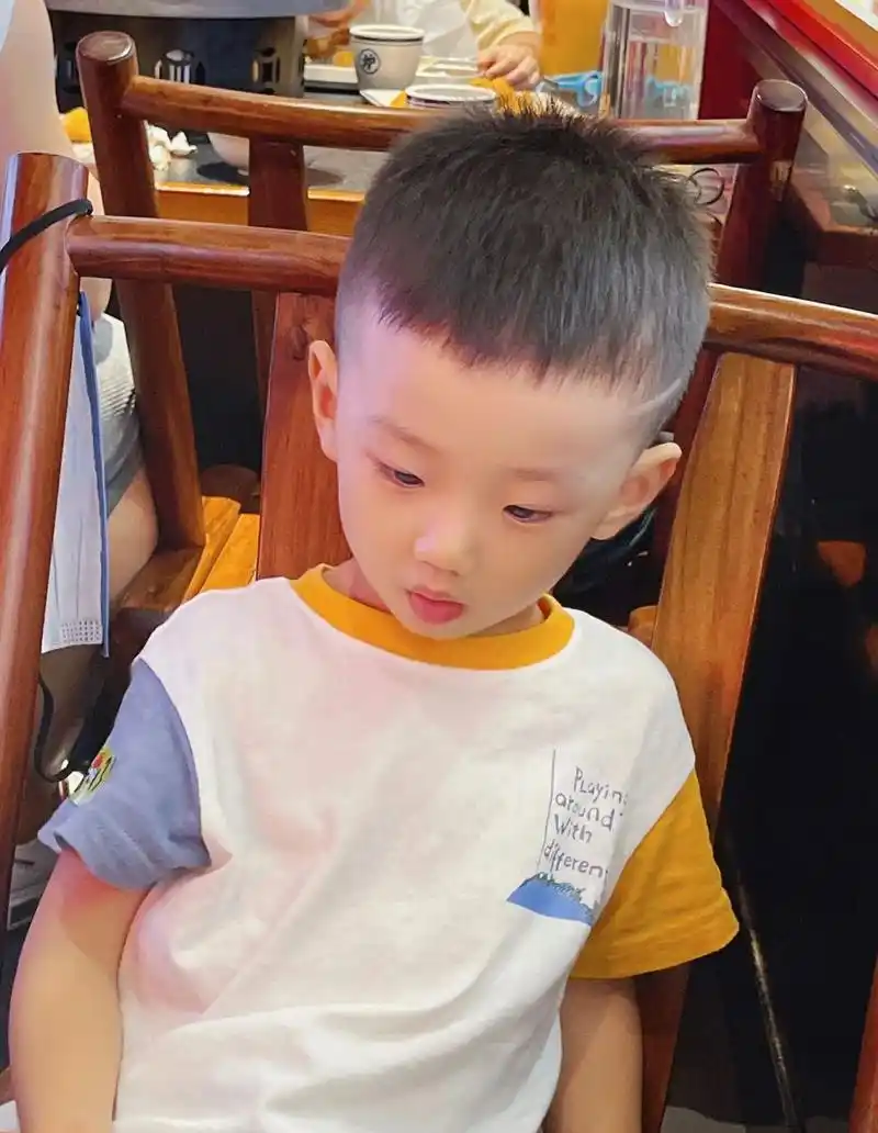 因为等天凉我们就要留长啦 把小狼尾再留起来 以后每年夏季都得剪短