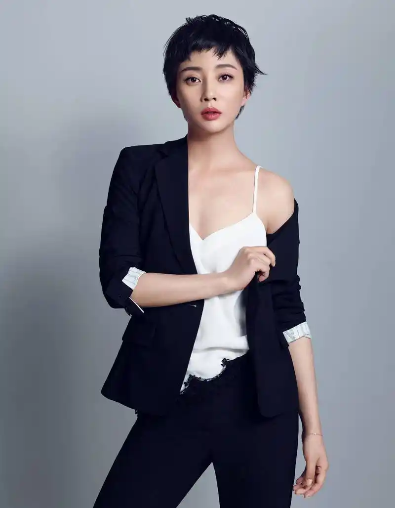 42岁的殷桃,古典优雅时尚迷人,时尚美女最有气质了_杨贵妃_表演_赞誉