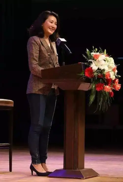 整小我气质温婉了好多,小高跟鞋和牛仔裤搭配卡其色的格纹西装,王小丫