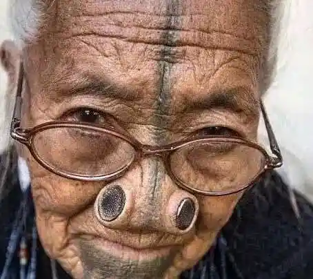 印度奇葩大鼻孔族妇女以鼻孔大为美