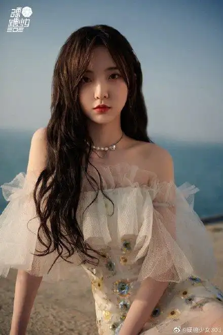 仙女郑乃馨海岛纱裙阳光下上演侧颜杀