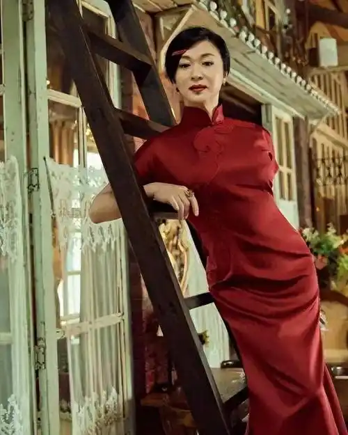 宣传照金星贵妇穿搭女人味十足,一点不见老_色彩_年龄_红色