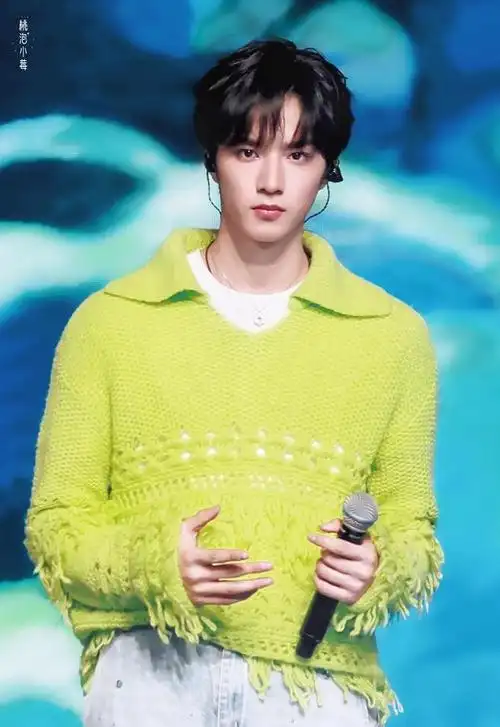 240131绿意盎然时代少年团刘耀文春晚舞台引爆少年魅力