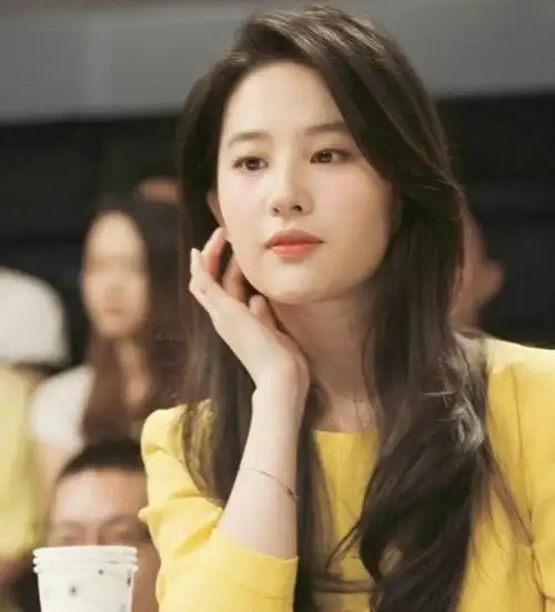 刘亦菲素颜爬山踏青紧身衣完美展现曲线身材与路人合影没架子