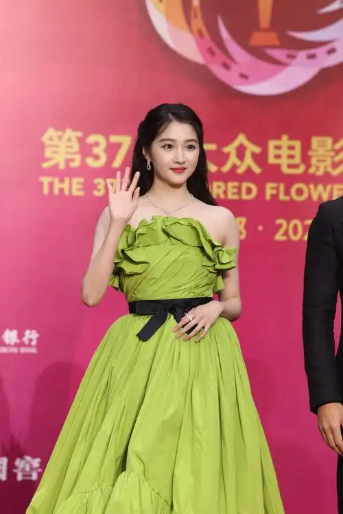 关晓彤超话绿色抹胸开衩公主裙清新靓丽～#关晓彤绿色燕尾高定