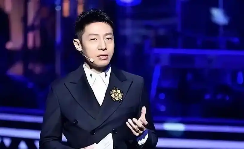 撒贝宁一家4口三亚旅游37岁李白被讥为花期太短,撒贝宁拒绝合影