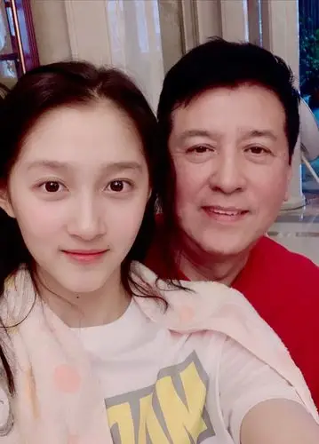 关晓彤与母亲的合影曝光,母女二人犹如复制粘贴!_妈妈