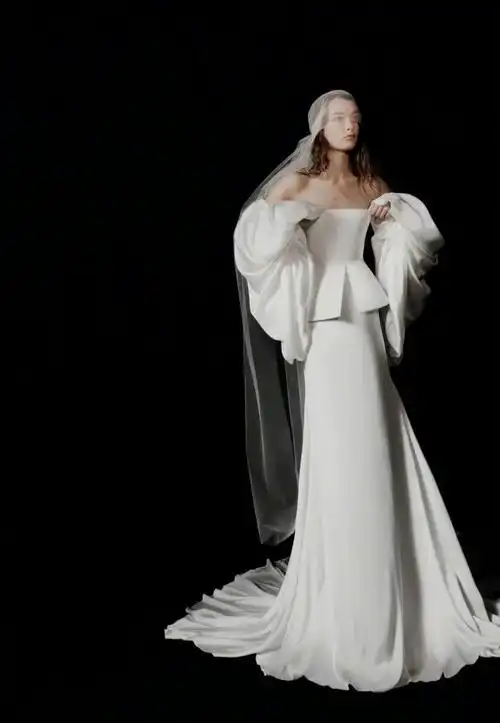 72岁婚纱女王王薇薇穿婚纱拍大片个性十足