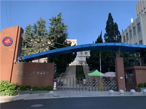 昆理工附中位于昆明理工大学莲华校区内,2019年8月昆理工附中开办了昆