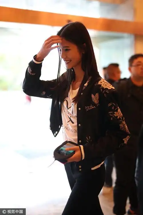 新晋"维密天使"王艺铅笔裤秀长腿 回眸挥手甜笑嫣然