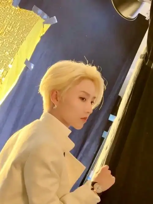 刘雨昕今天活动,金发好贵气!