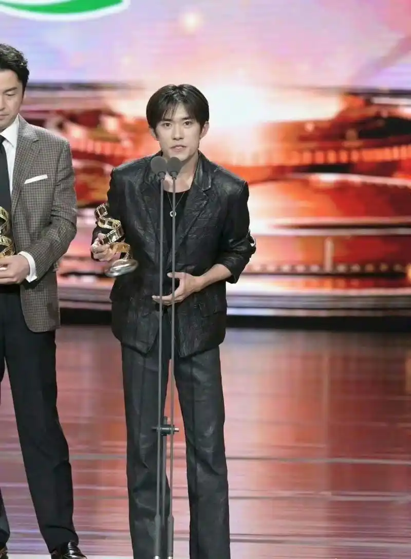 易烊千玺微博电影之夜生图出炉,客观说,这颜值你给几分?