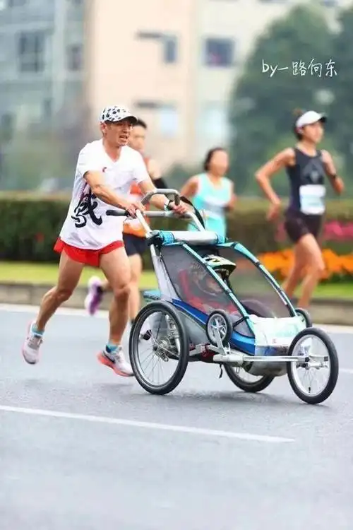 爸爸推脑瘫孩子跑马拉松"我允许她一生站在身後"