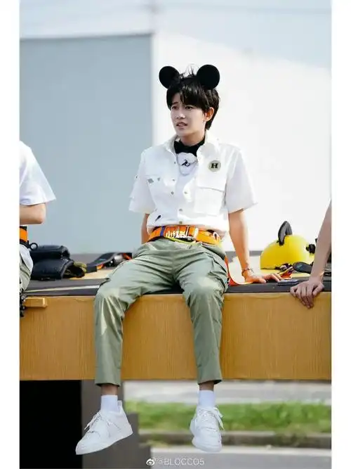 任嘉伦也上脚的白色字母板鞋!