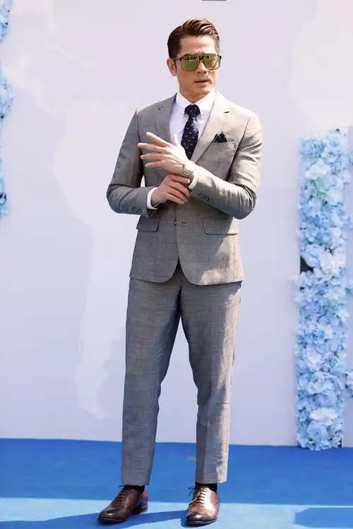 郭富城颜值依旧宝刀未老!一身帅气深灰色格子西装现身马术赛