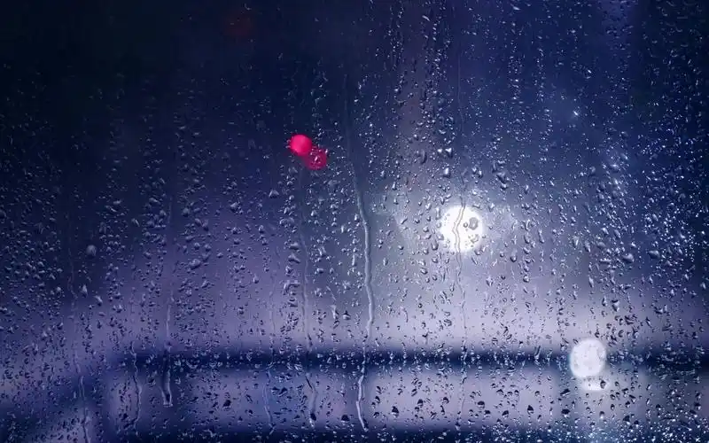 下雨天窗户上雨滴视频素材