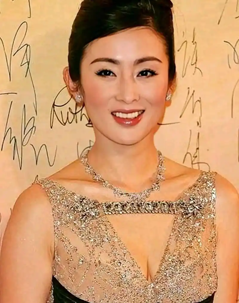 张敏年轻时,她的美不是典型的女性温柔,而是带有一些男性魅力的美丽.