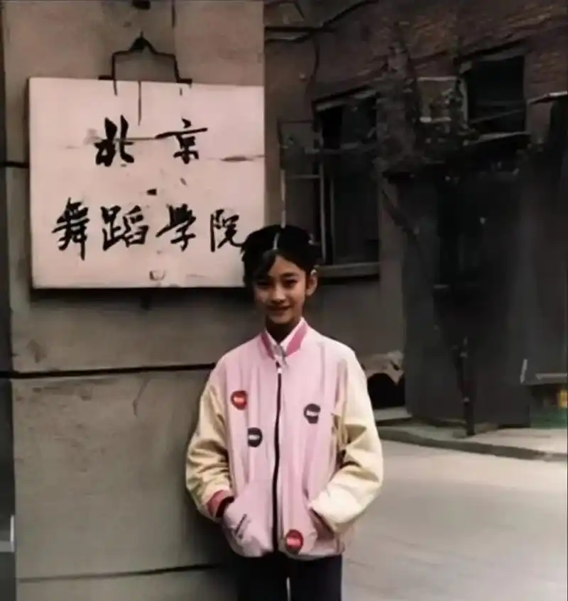 虽然李小冉多次表示自己讨厌跳舞,但从她小时候的照片就可以看出,她的