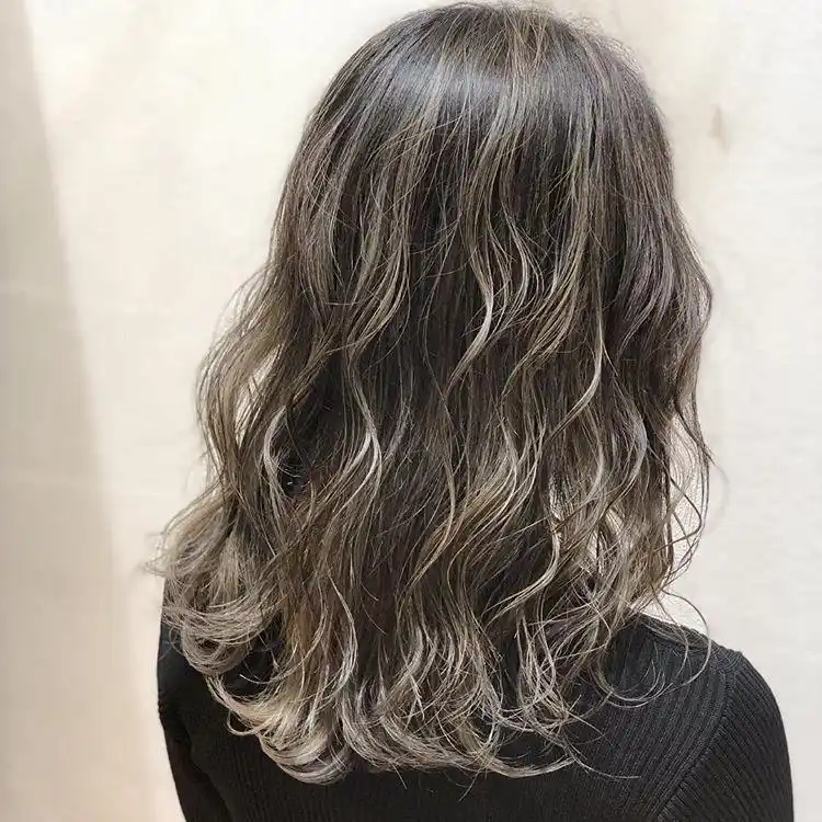 发型界的流行者轻纹理微卷发今年最时尚