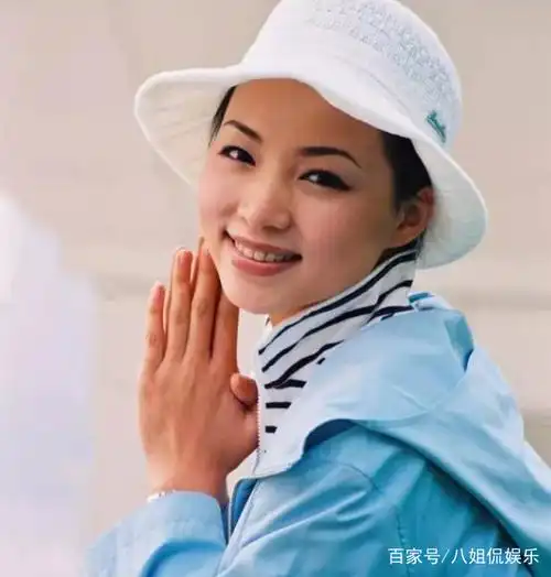 央视美女主持人董卿青涩旧照,清纯淡雅,宛如一朵铃兰!