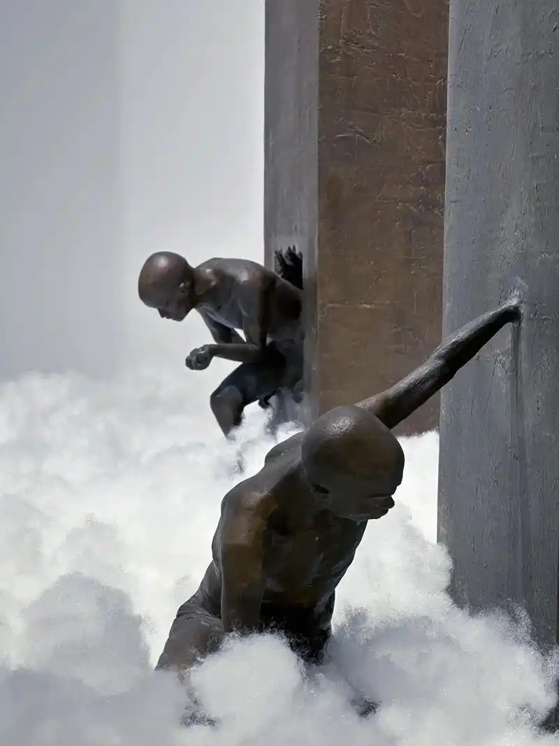 《云起时》铜铸 ～ #何云昌 著名行为艺术家,作品分别取自2 - 抖音