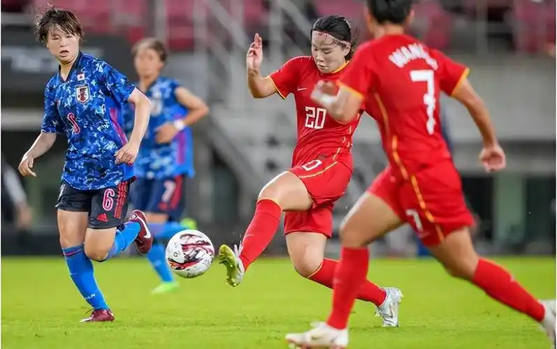 谁敢横刀立马,唯我铿锵玫瑰!女足先拿亚洲杯,再拿东亚杯亚军