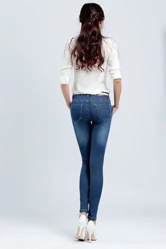 整单 款式 铅笔裤/小脚裤 裤长 长裤 腰型 中腰 面料 全棉牛仔布 牛仔